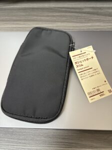 無印良品 ガジェットポーチ スリム 黒 外観とタグ付きの状態