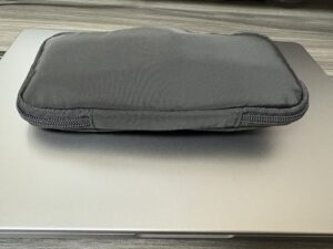 無印良品 ガジェットポーチ スリム 側面から見た厚みと形状