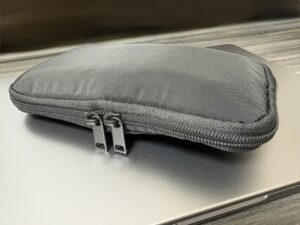 無印良品 ガジェットポーチ スリム 収納後の外観(膨らみあり)