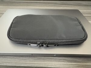 無印良品 ガジェットポーチ スリム 横から見た厚み(マチ2cm)