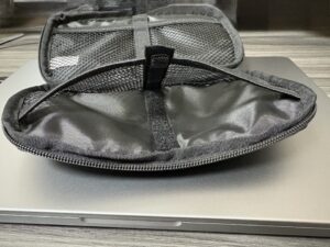 無印良品 ガジェットポーチ スリム 面ファスナー付き 仕切り構造の内部