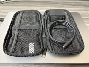 無印良品 ガジェットポーチ スリム に充電器とケーブルを収納した状態