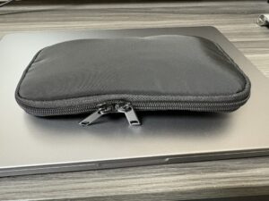 無印良品 ガジェットポーチ スリム 収納後のファスナーを閉じた様子