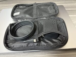 無印良品 ガジェットポーチ スリム 充電器をポケットに収納した状態
