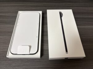 iPhone Airの外箱を開けたところ
