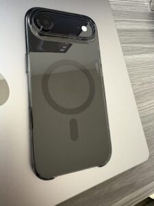 iPhone Airに純正ケースを装着したところ