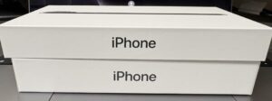 iPhone AirとiPhone 16の外箱比較。上がAirで下がiPhone16