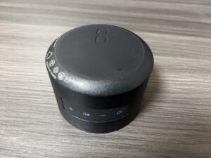 裏面はマグネットでQi2充電可能